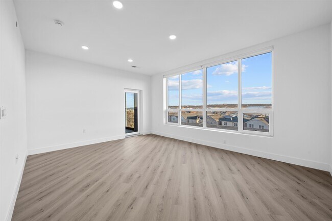 Building Photo - 17 Ave E