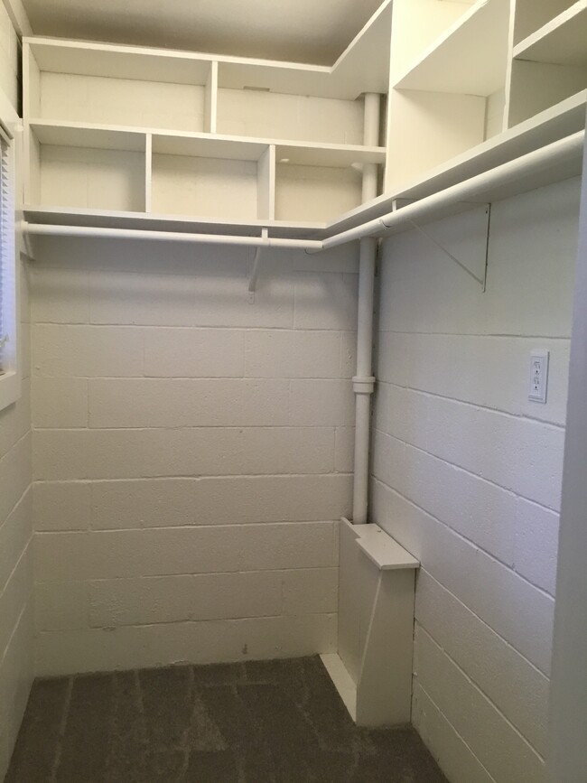 Walk in closet - 760 Pordon Ln