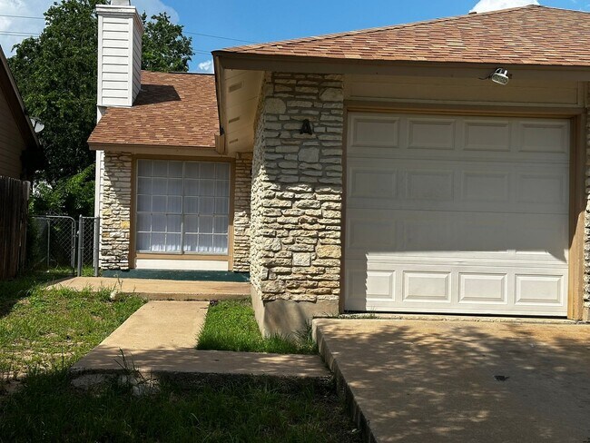 Building Photo - 2202 Donahue Ln