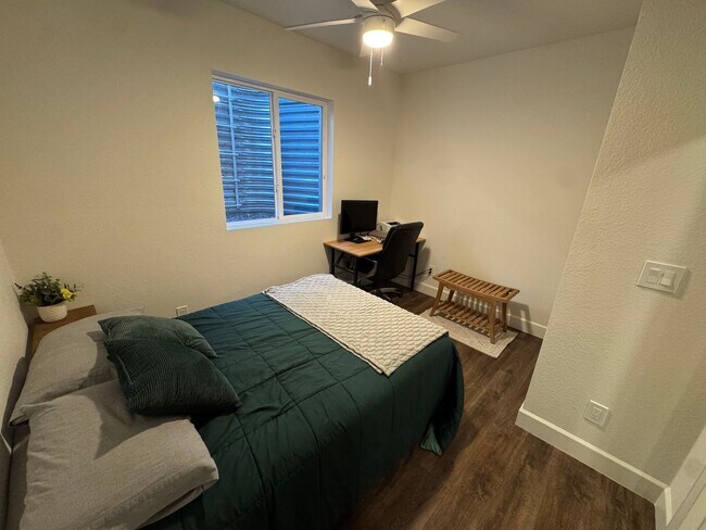 Building Photo - Modern & Light-Filled Home in Central Park – Prime Location