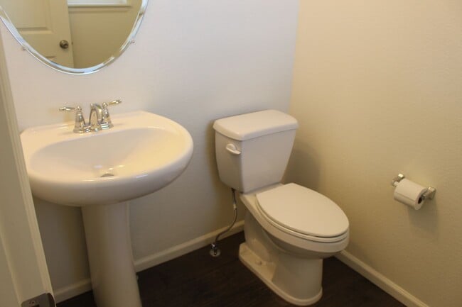 Building Photo - Move-In Ready Townhome with Open Space Vie...