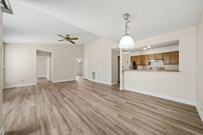 Building Photo - 2 Bedroom Condo in Deerwood Knoll