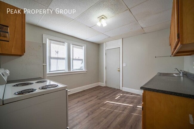 Building Photo - 1451 N 6th St