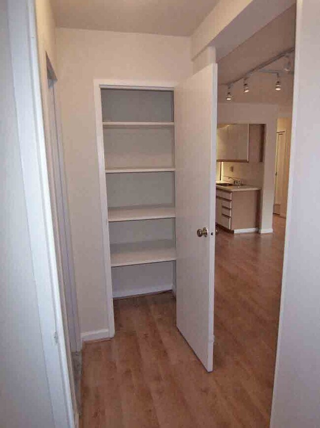 Building Photo - FOR SALE OR RENT-Centrally Located Dupont Circle 1 Bedroom Condo in the heart of it all! Utilitie...