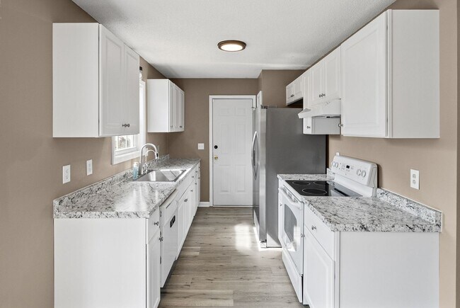 Building Photo - LARGE FENCED IN YARD!!!