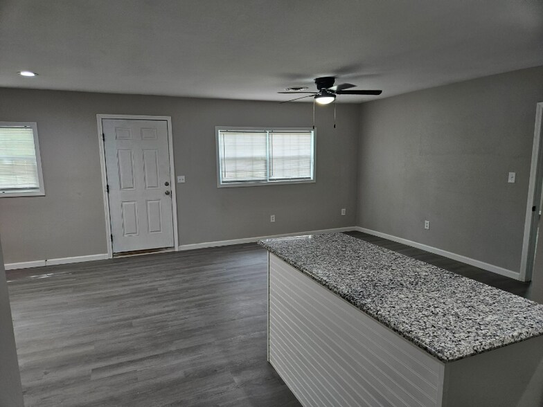 Building Photo - 3737 N Garrison Ave