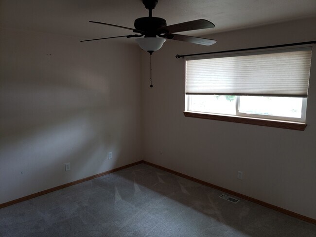 Building Photo - BEAUTIFUL HOME IN BROOMFIELD WITH FENCED IN YARD - AVAILABLE 8/6/26