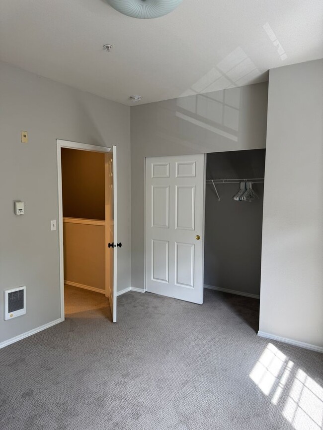 Building Photo - Gorgeous Townhome with W/S/G AND Gas!