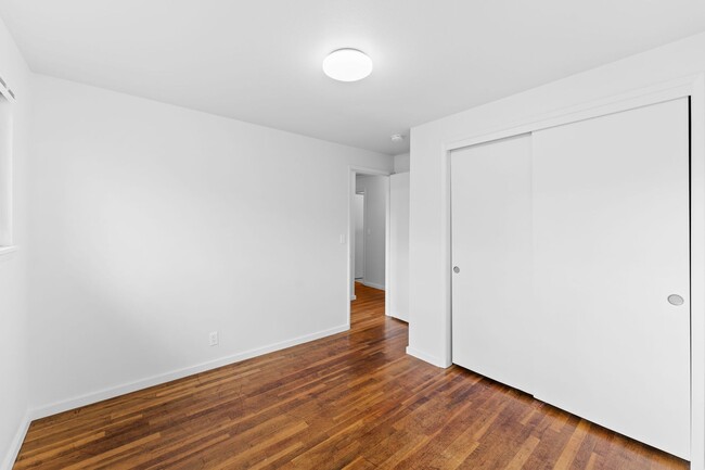 Building Photo - 1ST MONTH RENT FREE!! Updated 4 bed/2.5 ba...