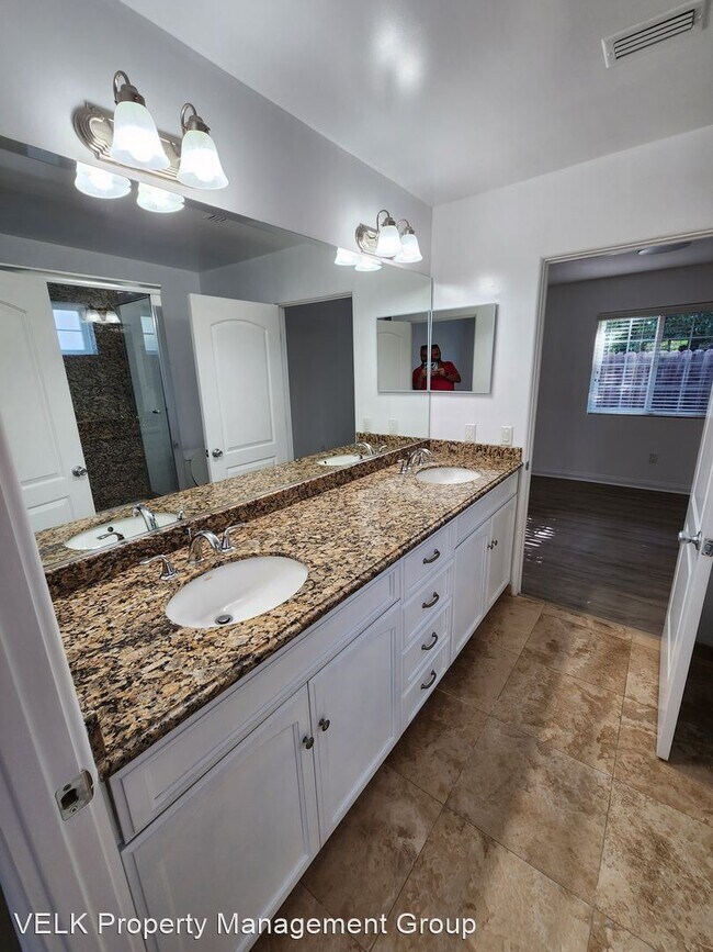 Building Photo - 3 br, 2.5 bath House - 2585 N Windsor Ave