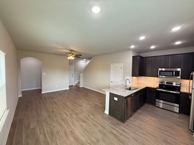 Building Photo - 3bd/2.5ba Two-Story Duplex in Prime Location