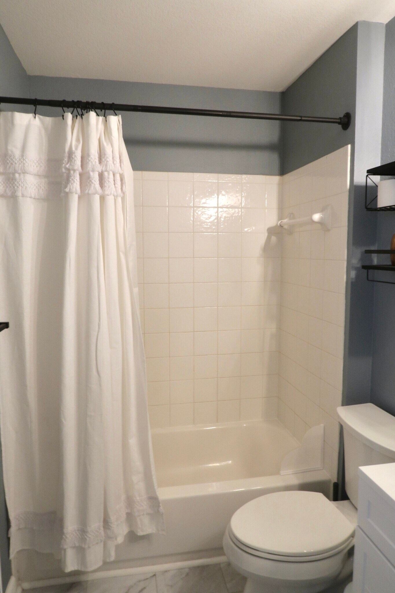 Guest bathroom - 500 Rolling Oak Dr