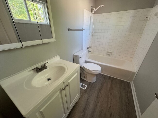 Building Photo - Far Eastside Large 3 Bedroom 1.5 Bath