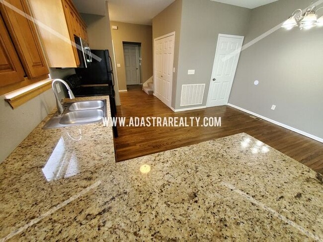 Building Photo - Spacious Townhome in Piper School District...
