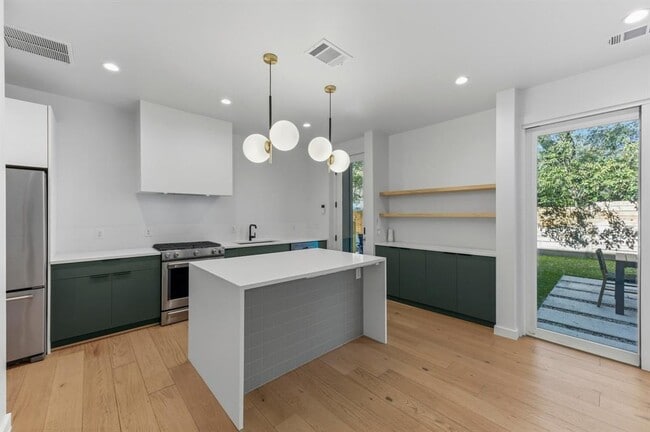 Building Photo - 5006 Gladeview Dr