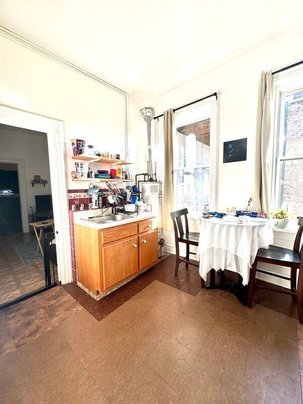 Building Photo - 1325 W 18th St