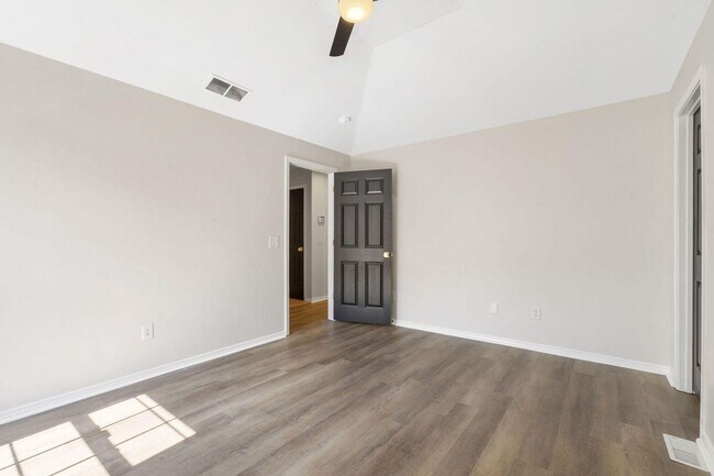 Building Photo - Newly Remodeled! | 4 Bedroom | 2 Bathroom | 2 Car Garage | 1,700 sq ft home | Fenced in back yard...