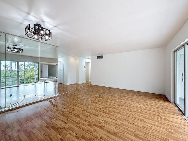 Building Photo - 1000 NE 14th Ave