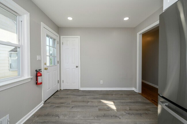 Building Photo - 6 Madison St