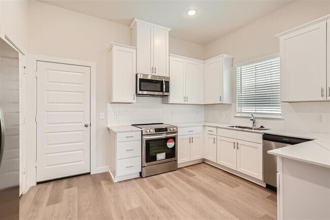 Building Photo - 33115 Oak Hts Pl