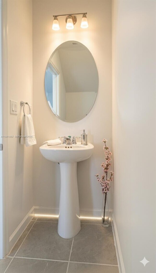 Building Photo - 2646 SE 27th Dr