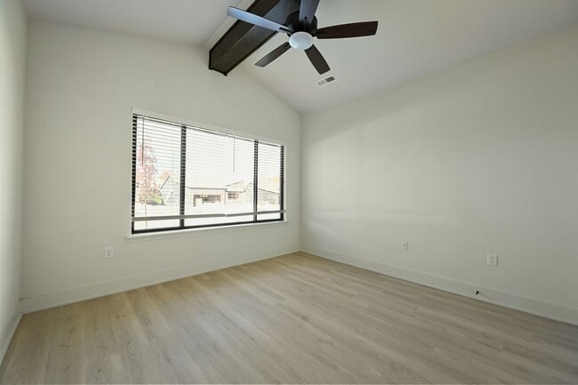 Building Photo - Stunning 2-bedroom, 2-bathroom, 2-car Townhome In Raymore MO