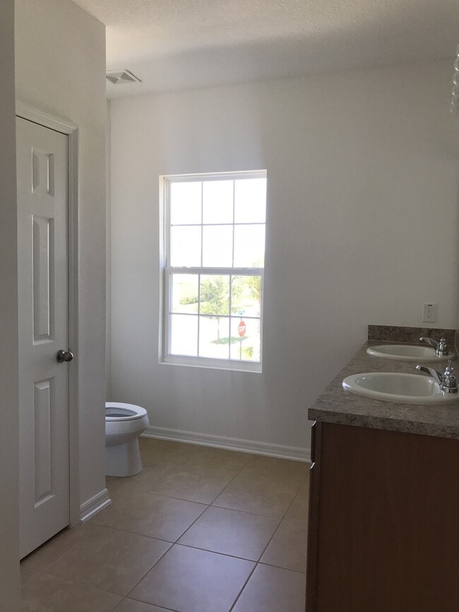 Building Photo - TWO BEDROOM TOWNHOUSE WITH LOFT AND PRIVTE BALCONY