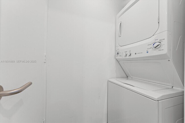 Building Photo - 1100 S Miami Ave