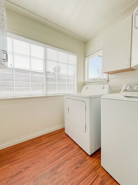 Building Photo - 10802 Chestnut St