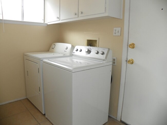 Building Photo - 11408 Lexington Ave NE