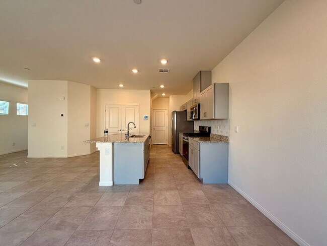 Building Photo - NEVER LIVED IN 4 BED 2.5 BATH 2 CAR GARAGE SINGLE FAMILY HOME FOR RENT!