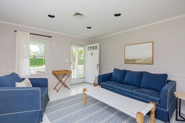 Building Photo - 15 Maidstone Ave