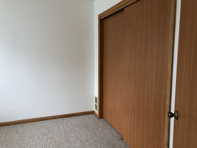 Building Photo - Modern, comfortable townhome living just steps from the Fox River and Oshkosh’s lively downtown.