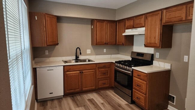 Building Photo - 10735 Parkland Woods Dr