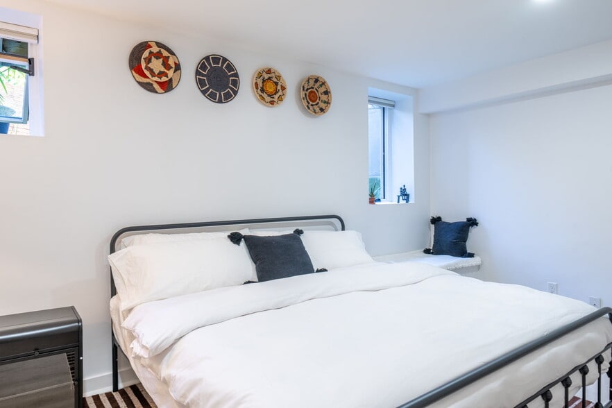 Building Photo - 782 Grand St