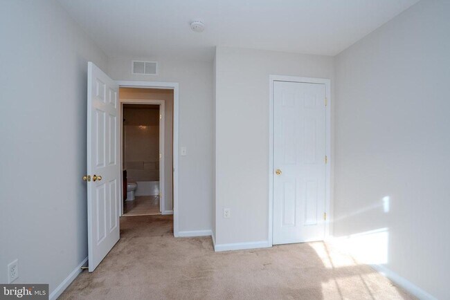 Building Photo - 5 Rafting Way