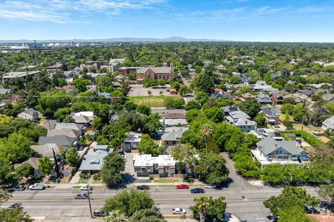 Aerial Context - 1135 N Madison St