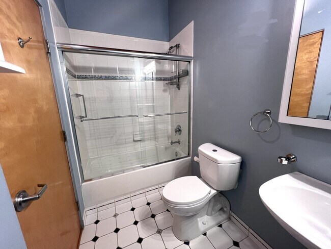 Building Photo - 1000 W Washington Blvd