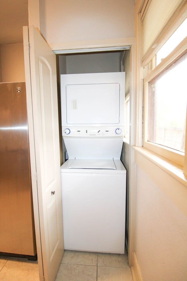 Building Photo - 438 W Rosewood Ave