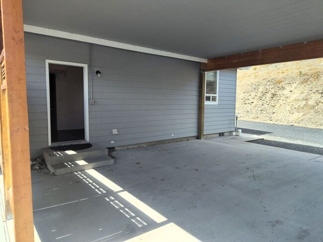 Building Photo - Spacious 3 Bed, 2 Bath Home with Shop & Stunning River Views – Clemans Addition