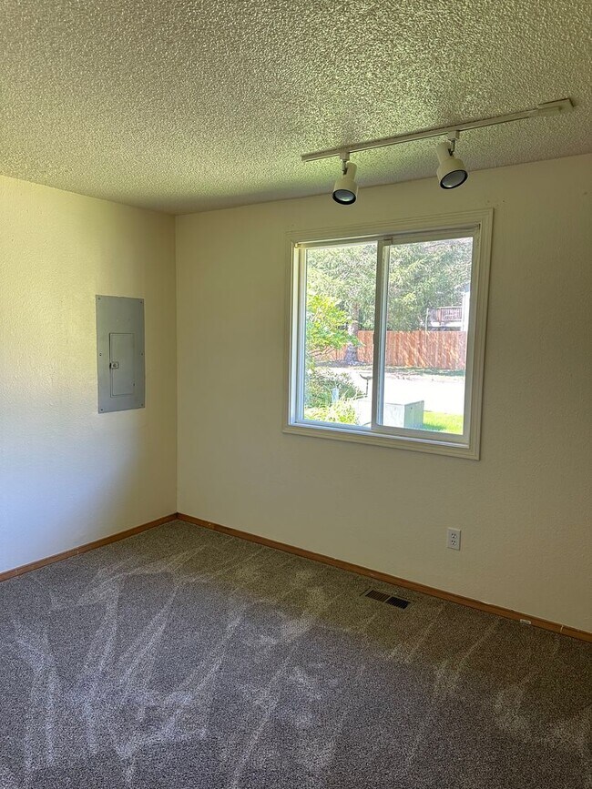 Building Photo - Welcome to this charming 3 bedroom, 2 bathroom home + Office + Large Shed + Mt Si View!