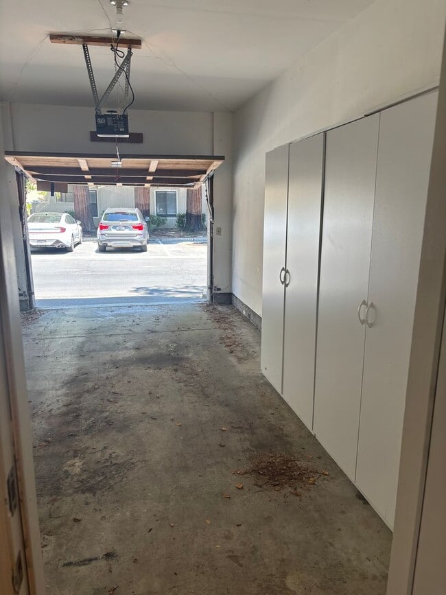 Building Photo - Gorgeous Two-Bedroom Condo with Golf Cours...