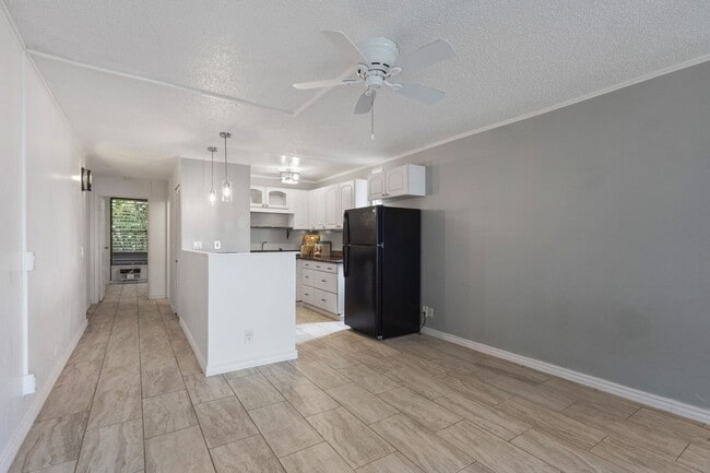 Building Photo - Live your best life in this well-appointed condo in Makaua Village