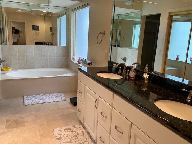 Building Photo - 4559 S Lake Dr