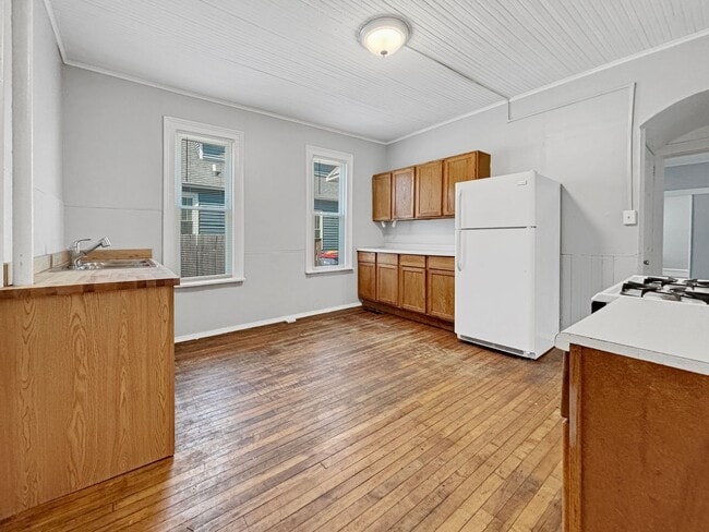 Building Photo - 828 9th St NW