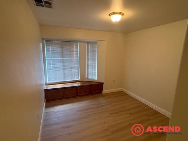 Building Photo - Spacious 3 Bed / 2 Bath with Fireplace, Garage & Gardener Included