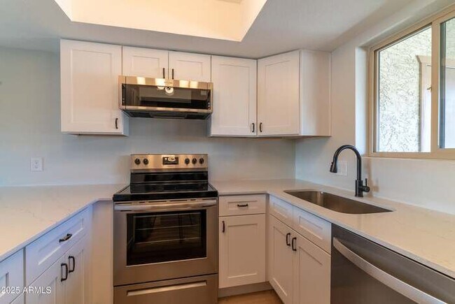 Building Photo - 4150 E Cactus Rd