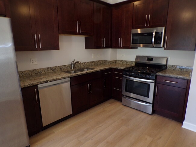 Building Photo - 891 Essex Cir