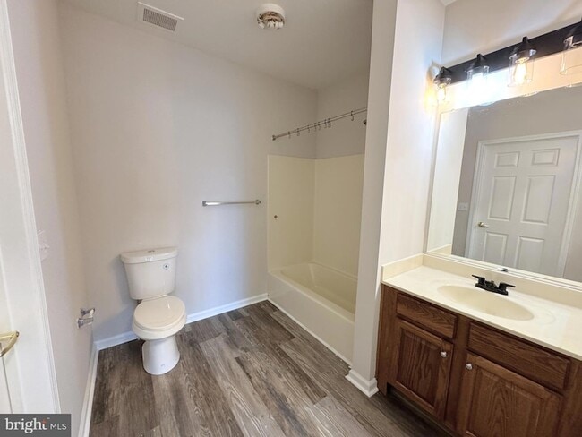Building Photo - 525 Highland Ests