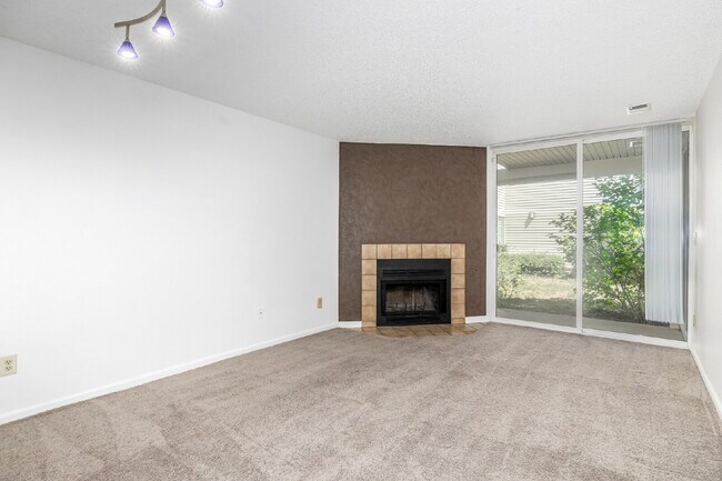 Building Photo - Updated and Stylish 1BDR/1BTH in the Eleve...